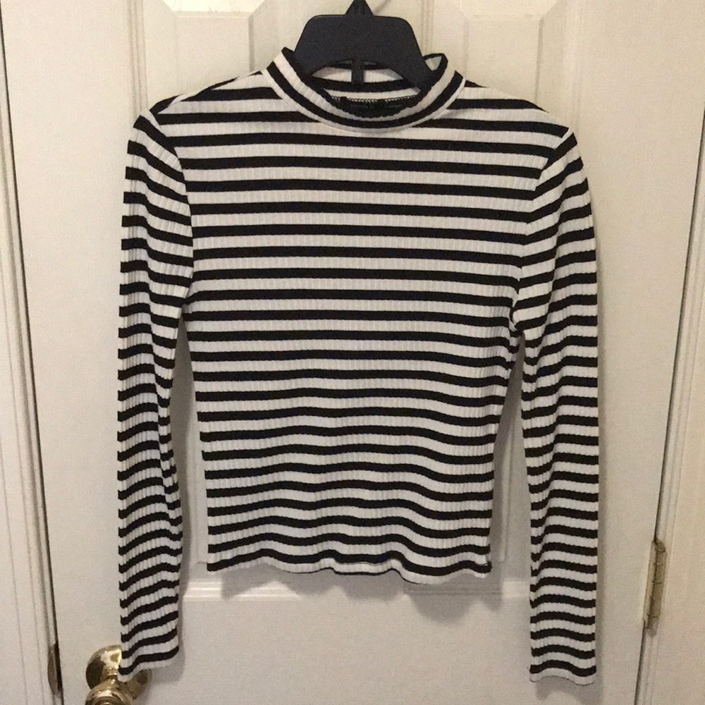 Short/slight turtle beck striped top🖤